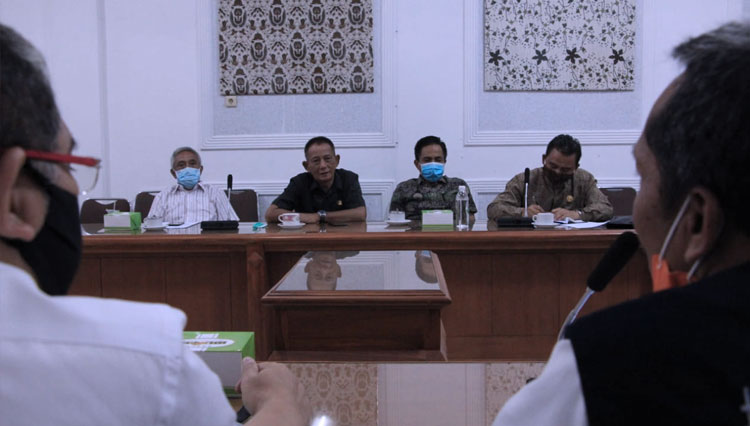 Ketua Komisi II DPRD, Ir H Watid Syahriar MBA (kemeja putih) memimpin jalannya rapat (Foto: Humas DPRD Kota Cirebon For TIMES Indonesia)