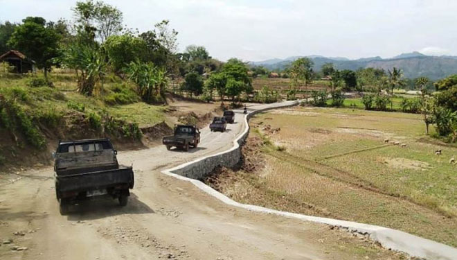 Jalan baru hasil TMMD Reguler 109 Kodim 0713 Brebes, di Desa Kalinusu, Kecamatan Bumiayu, Kabupaten Brebes, Jawa Tengah