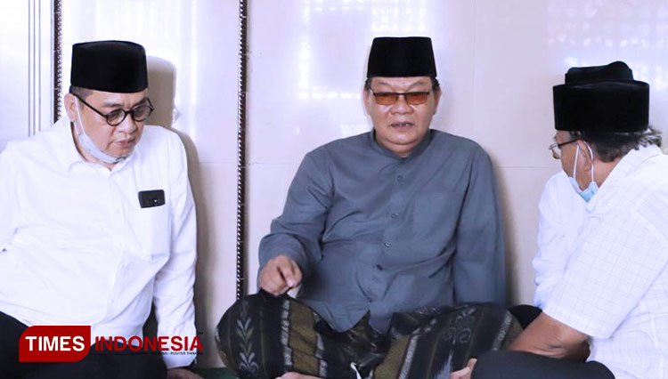 (ki-ka) Kelana Aprilianto, Gus Hasyim dan Haji Masnuh, Kamis (15/10/2020). (Foto: Lely Yuana/TIMES Indonesia) 