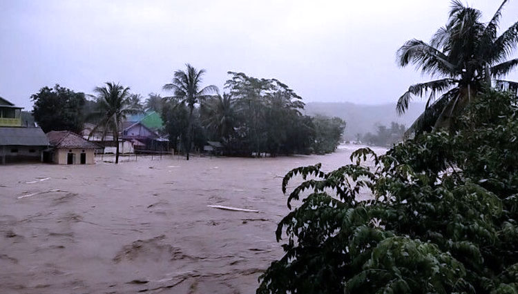 Kondisi banjir di wilayah Kabupaten Garut. (FOTO: mediapakuan.com)