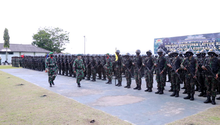 Para prajurit yonif 754/20/3 Kostrad saat mengikuti upacara penutupan latihan pembentukan raider. (Foto: pendim Cilacap for TIMES Indonesia)