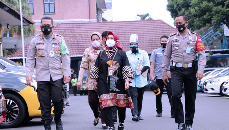 Kapolresta Malang Kota Kombes Pol Leonardus Simarmata menyambut kedatangan tim dari Kemenpan RB Republik Indonesia. (FOTO: Humas Polresta Malang Kota)