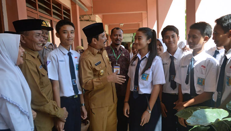 M Qosim saat berdialog dengan siswa (Foto: Dokumen Media Center Paslon QA for TIMES Indonesia)