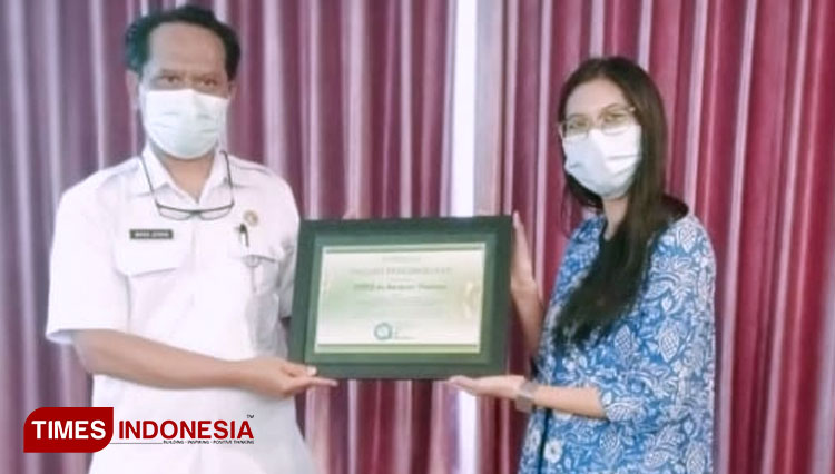 Made Jeren, Direktur RSUD Ponorogo terima penghargaan dari BPJS Kesehatan Madiun. (Foto: Sherly/TIMES Indonesia)
