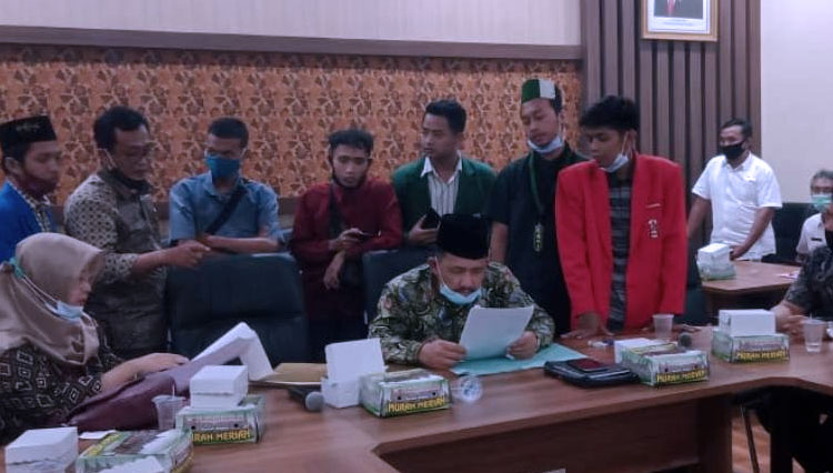 Marsono membaca surat pernyataan yang disodorkan mahasiswa saat audiensi (Foto: Dokumen DPRD Kabupaten Tulungagung)