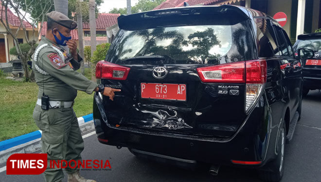 Mobil dinas milik Pemkab Bondowoso yang terlibat kecelakaan beruntun saat penjemputan rombongan Komisi V DPR RI (Foto: Moh Bahri/TIMES Indonesia)