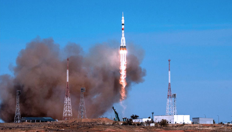 Pesawat ruang angkasa Soyuz yang membawa astronot dari NASA (Amerika Serikat) dan badan antariksa Rusia saat meluncur ke Stasiun Luar Angkasa Internasional dari kosmodrom di Kazakhstan pada Rabu.(FOTO:Japan Times/Badan Ruang Angkasa Rusia via AFP).