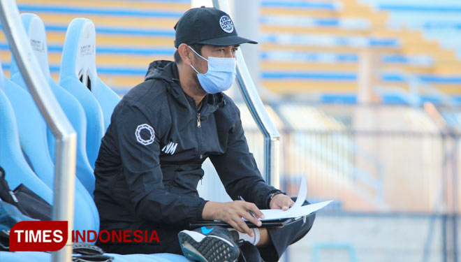 Pelatih Persela Lamongan, Nil Maizar, tengah serius mengamati jalannya latihan di Stadion Surajaya Lamongan. (FOTO: MFA Rohmatillah/ TIMES Indonesia)