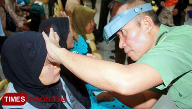 Pemeriksaan mata katarak secara massal. (Foto: Dok. TIMES Indonesia)