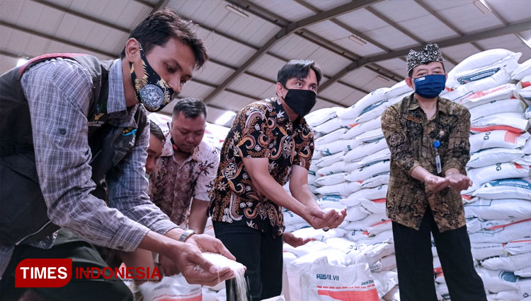 Pengecekan kualitas beras di gudang Bulog Banyuwangi. (FOTO: Agung Sedana/ TIMES Indonesia)
