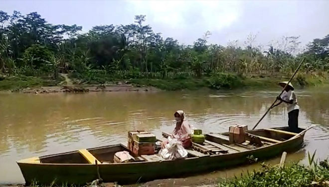 Penyeberangan perahu di Kali Pemali, Desa Kalinusu, Kecamatan Bumiayu, Kabupaten Brebes, Jawa Tengah