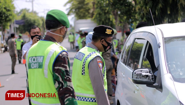 Petugas Gabungan TNI Polri dan Satpol PP Kota Blitar menggelar operasi yustisi di Jalan Ir Soekarno Kota Blitar, Kamis (15/10/2020). (Foto: Sholeh/TIMES Indonesia)
