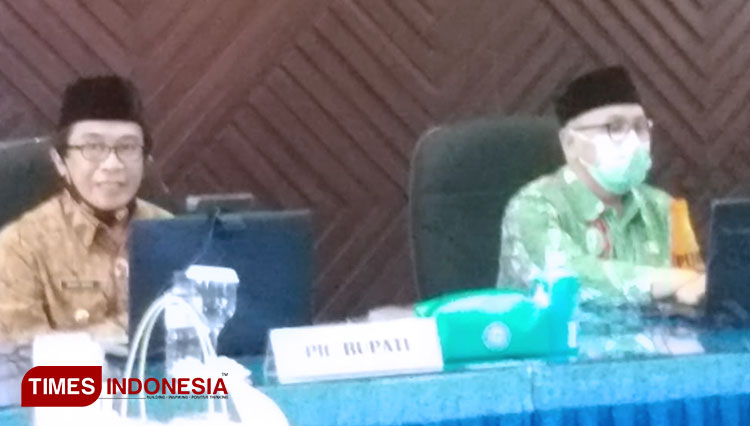 Plt Bupati Jember bersama Dirut RSD dr Soebandi dalam seminar penanganan Covid-19, Kamis (15/10/2020). (Foto: Imam Nawawi/TIMES Indonesia)