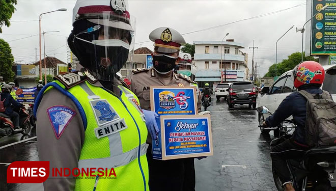 Polresta Banyuwangi bagikan masker kepada pengguna jalan. (FOTO: Agung Sedana/ TIMES Indonesia)