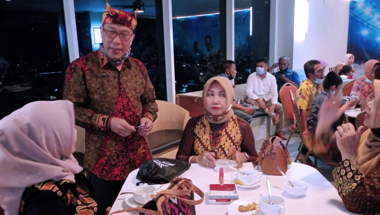Pungky Kusuma (the guy with headdress), the Resort Manager of Ketapang Indah Hotel greet the guests at Costumer Gathering, on Wednesday (14/10/2020). (Photo: Ketapang Indah Hotel for TIMES Indonesia)