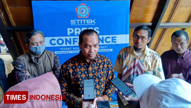 Ketua STITEK Bontang Hardianto saat diwawancarai oleh awak media. (Foto: Fajri/TIMES Indonesia)