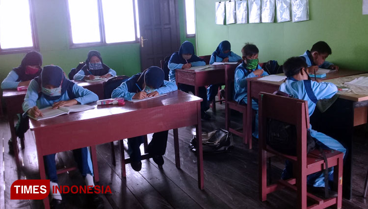 Siswa kelas 4 yang berjumlah 7 orang dikelas saat belajar tatap muka di kelas (FOTO: Kusnadi/TIMES Indonesia)