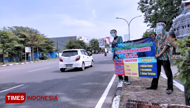 Suasana saat aksi kampanye oleh guru SMPN 17 Kota Cirebon dan guru SMPN 15 Kota Cirebon di jalan Cipto Mangunkusumo (Foto: Ayu Lestari/TIMES Indonesia)