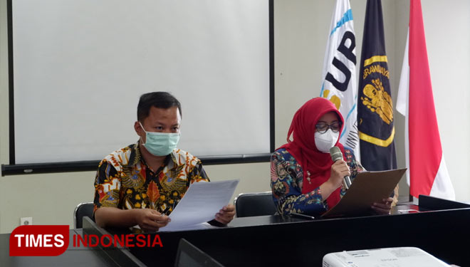 Direktur RSUB Dr dr Sri Andarini, M.Kes (kanan) saat memberikan keterangan pers. (Foto: Naufal Ardiansyah/TIMES Indonesia)