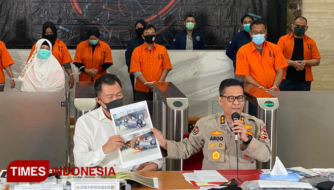 Polisi menunjukkan barang bukti isi percakapan WAG KAMI Medan. (Foto: Humas Polri for TIMES Indonesia)