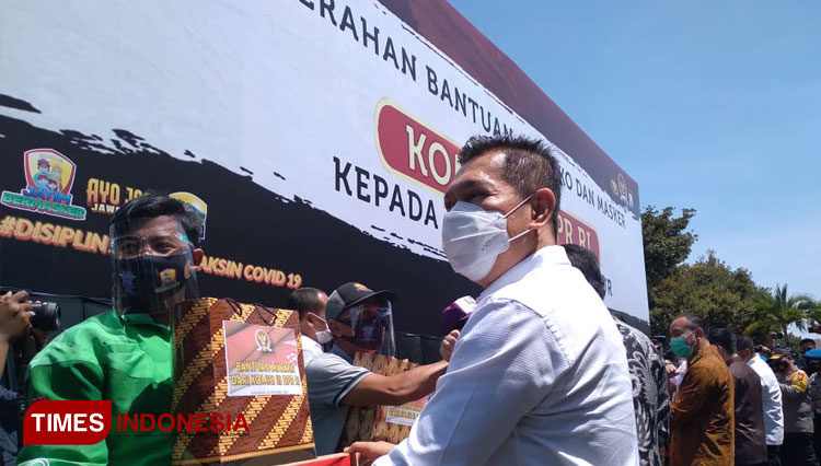 Wakil Ketua Komisi III DRP RI, (kanan) saat memberika  bantuan sembako kepada masyarakat, Kamis (15/10/2020). (Foto : Khusnul Hasana/TIMES Indonesia)