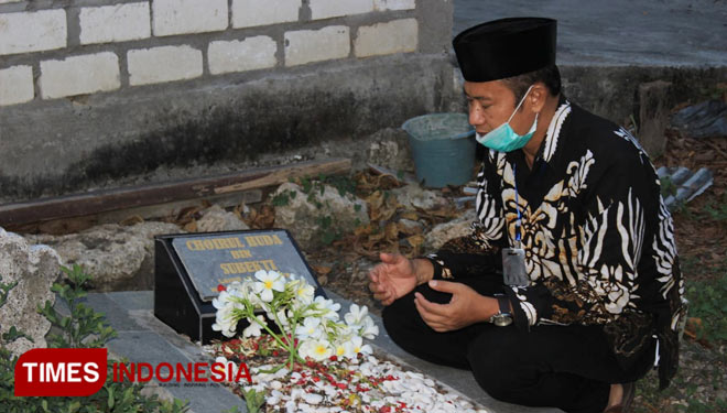 CEO Persela Lamongan, Yuhronur Efendi, saat berziarah ke makam almarhum Choirul Huda yang berada di Makam Islam Pagerwojo Lamongan, Kamis (15/10/2020). (FOTO: Yuhronur Efendi for TIMES Indonesia)