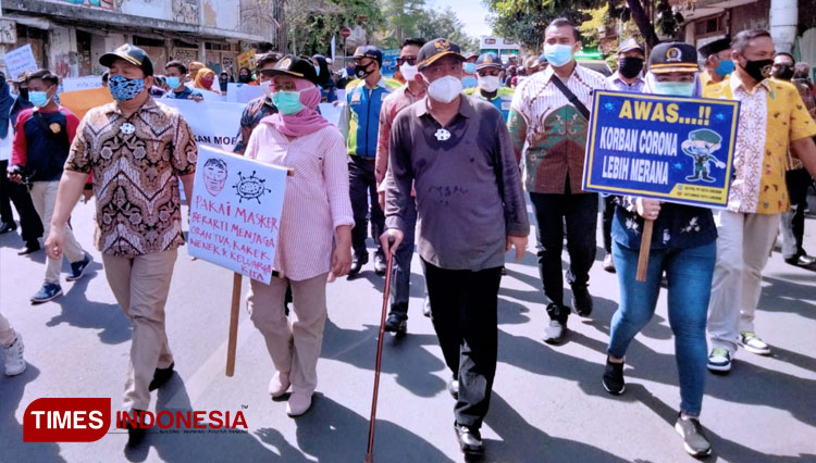 Wali Kota Cirebon saat aksi moral longmarch dari Jalan Siliwangi sampai Jalan Karanggetas (Foto: Ayu Lestari/TIMES Indonesia)