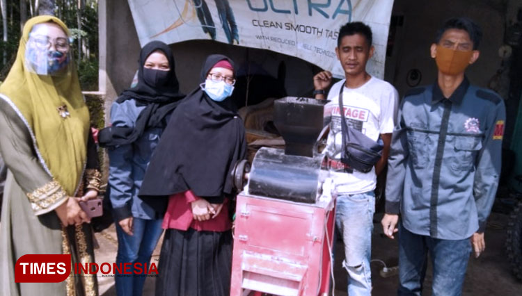 Penyerahan mesin pengolah umbi Porang. (FOTO: Rizki Alfian/TIMES Indonesia)