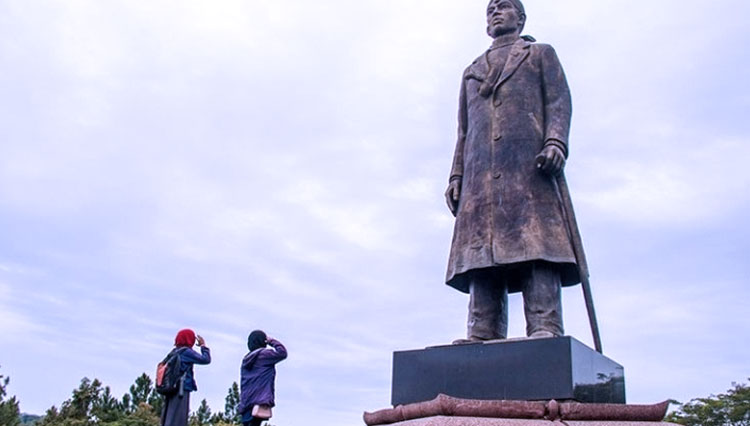 Suasana saat para wisatawan memberikan hormat kepada patung sang jenderal Soedirman (FOTO: Travel Kompas/Istimewa)