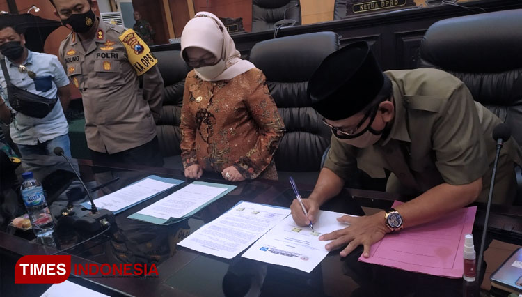 Mundjidah Wahab, Bupati Jombang dan Mas'ud Zuremi, Ketua DPRD Jombang menandatangani nota pernyataan penolakan UU Omnibus Law di Kantor DPRD Jombang (FOTO: Rohmadi/TIMES Indonesia)