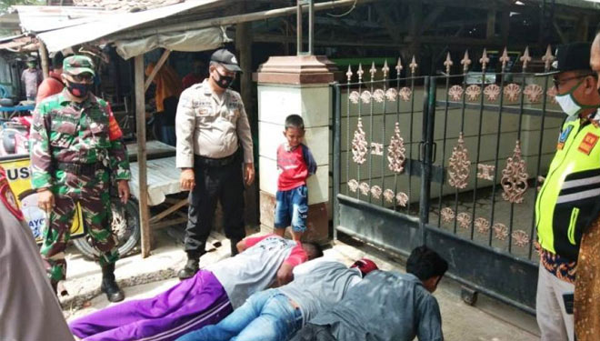 Tim Gugus Tugas Covid-19 Kecamatan Bumiayu, Kabupaten Brebes, Jawa Tengah, razia masker di Pasar Bumiayu