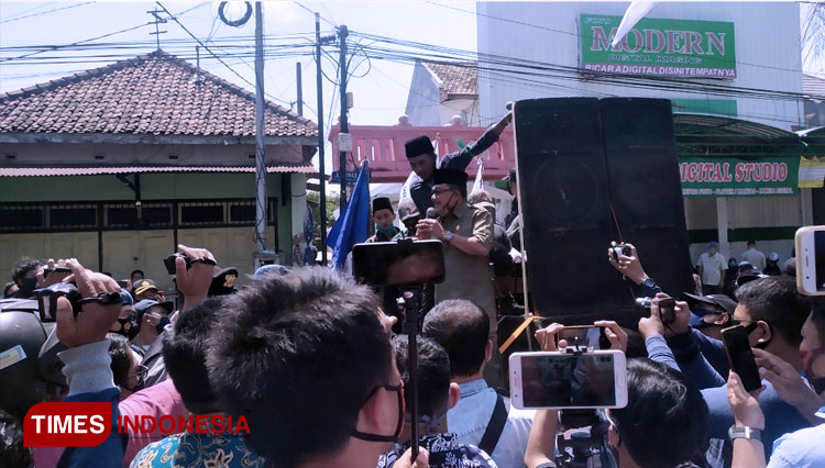 Suasana aksi buruh tolak Omnibus Law di depan Kantor DPRD Jombang (FOTO: Rohmadi/TIMES Indonesia)