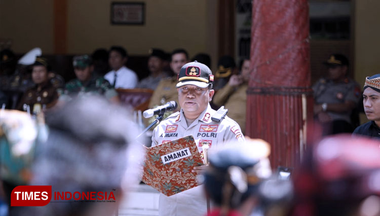 AKBP Ambariyadi Wijaya saat menjadi inspektur upacara peringatan HPN Februari 2020 silam. (FOTO: Ryan H./TIMES Indonesia)