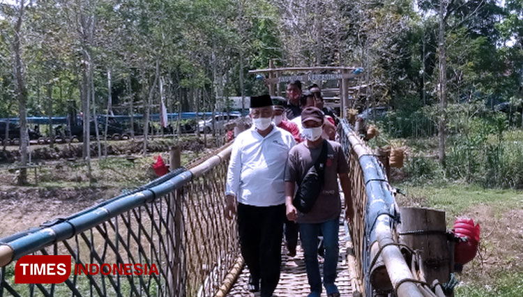Cabup Malang HM Sanusi saat meninjau wisata di Kecopokan. (Foto : Binar Gumilang / TIMES Indonesia)