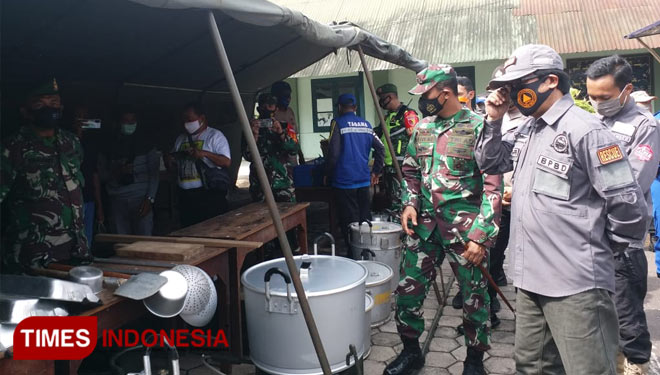 Plt Bupati Jember KH Abdul Muqit Arief meninjau kelengkapan penanggulangan bencana di Makodim 0824, Jumat (16/10/2020). (Foto: Imam Nawawi/TIMES Indonesia)
