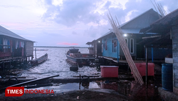 Air laut pasang naik di ikuti gelombang dan angin kencang membuat air laut naik ke darat menggenangi sebagian dapur rumah warga Daruba Pante Pulau Morotai. (Foto: Abdul H Husain/TIMES Indonesia).