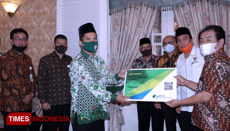 Penyerahan simbolis kartu kepesertaan BP Jamsostek Kepada pekerja sosial keagamaan. (FOTO: Diskominfo for TIMES Indonesia)
