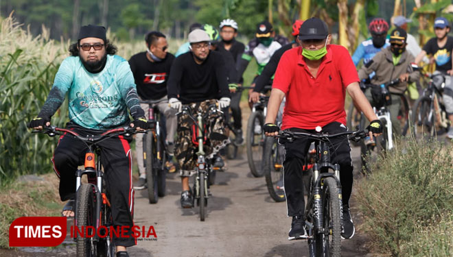 Peserta Genggong Bike Friday bersepeda melewati jalan kampung (foto: Ryan/TIMES Indonesia)