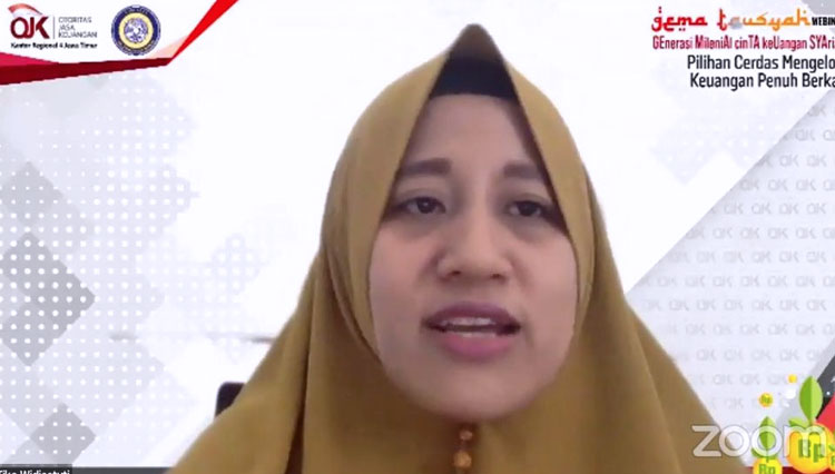Dr Tika Widiastuti, tim penyusun “Buku Gaul Keuangan Syariah” sebagai pemateri dalam webinar, Kamis, (15/10/2020), (Foto: Ja’far Shodiq (CR-161)/AJP TIMESINDONESIA)