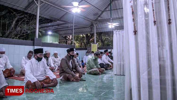 Doa bersama dan ziarah relawan Eri-Armuji. (Foto: Erji for Times Indonesia)