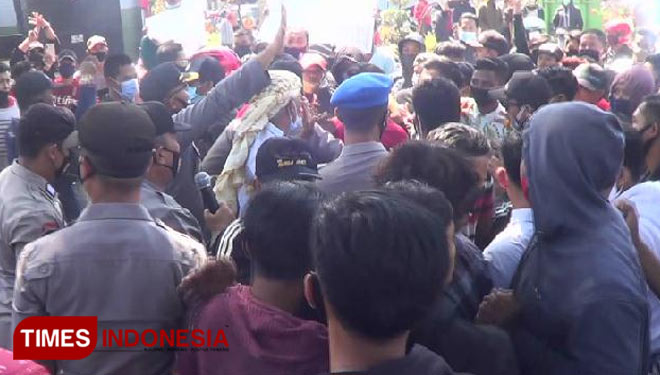 Ratusan massa dari F-Wamipro demo di kantor Kejari Kabupaten Probolinggo.(Foto: Dicko W/TIMES Indonesia)