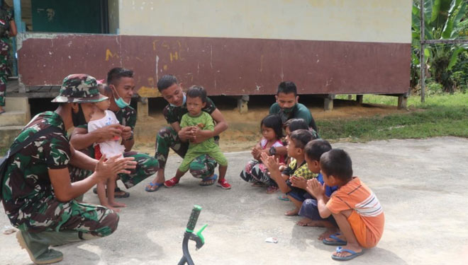 Foto-foto Dokumentasi Kegiatan TMMD di Desanya, Anak-anak Ini Antusias