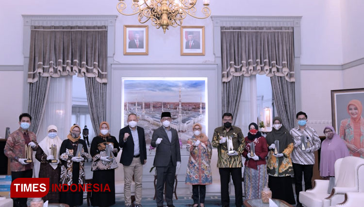 Gubernur Jawa Barat Ridwan Kamil usai memberikan penghargaan kepada delapan ASN di lingkungan Pemprov Jabar sebagai Pegawai Berkinerja Terbaik. (Foto: Humas Pemprov Jabar for TIMES Indonesia) 