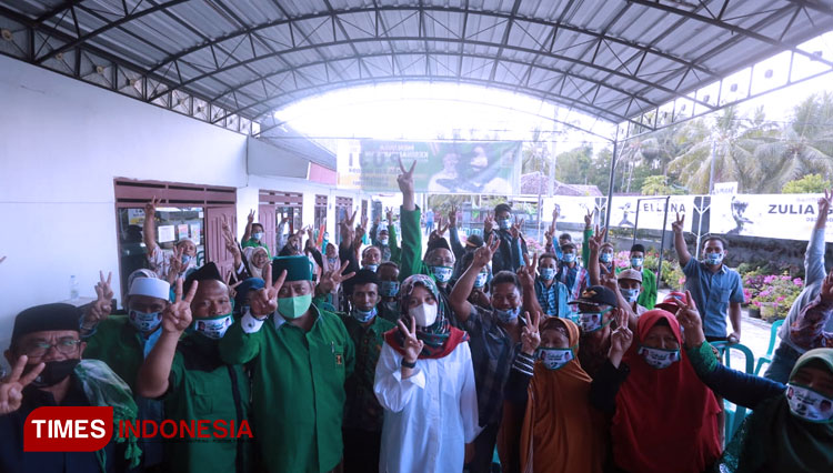 Ipuk Fiestiandani bersama warga Kecamatan Cluring, Banyuwangi. (Foto: Agung Sedana/ TIMES Indonesia)