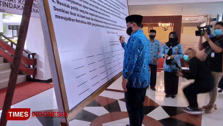 Pjs Wali Kota Blitar Jumadi menandatangani ikrar netralitas ASN dalam Pilkada serentak tahun 2020 di lingkungan Pemkot Blitar, Jumat (16/10/2020). (FOTO: Sholeh/TIMES Indonesia)