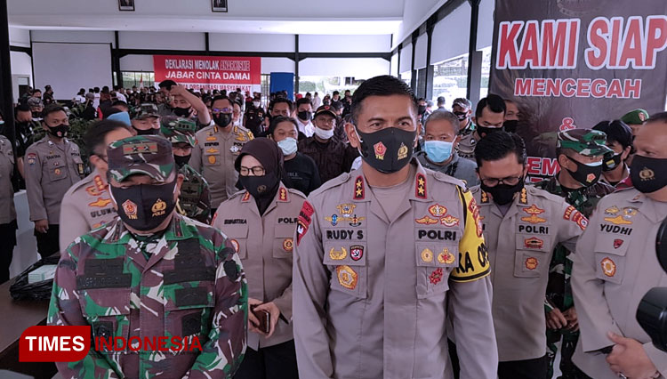 Kapolda Jabar Irjen Pol Rudy Sufahriadi didampingi Pangdam III Siliwangi Mayjen TNI Budi Wiryanto saat memberikan keterangan pers. (FOTO: Iwa/ TIMES Indonesia)