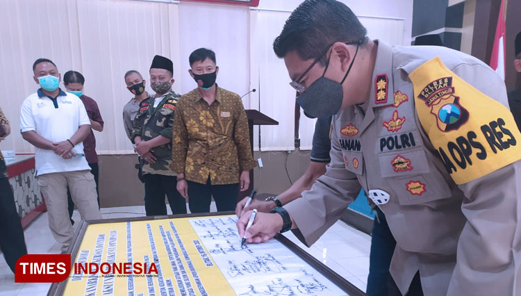 Kapolres Blitar menandatangani deklarasi damai bersama tokoh agama dan masyarakat tolak anarkisme, kekerasan dan teror, Jumat (16/10/2020). (Foto: Sholeh/TIMES Indonesia)