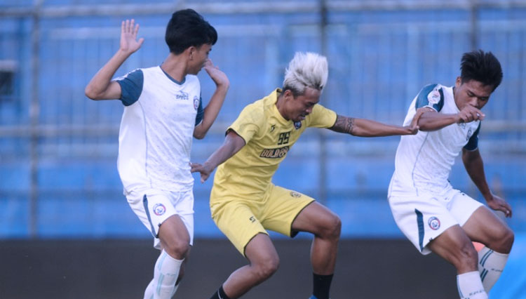 Striker Arema FC Kushedya Hari Yudo (Kuning) menguasai bola saat berhadapan dengan Arema FC U-20 di Stadion Kanjuruhan Kabupaten Making pada Jumat (16/10/2020) (Foto : Ovan Setiawan / TIMES Indonesia) 