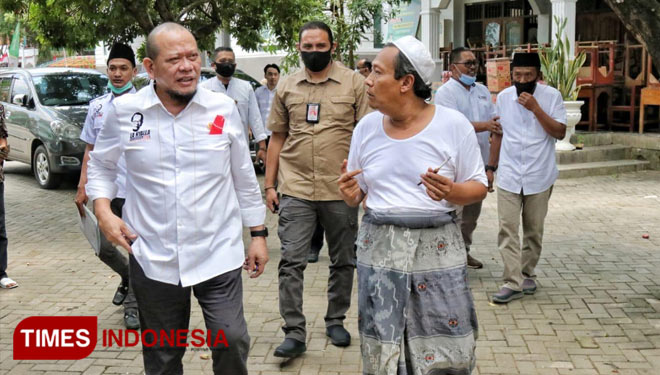 Senator, LaNyalla (kiri) dalam kunjungannya ke Ponpes Termas Pacitan disambut Kiai Fuad. (Foto: DPD RI for Times Indonesia)