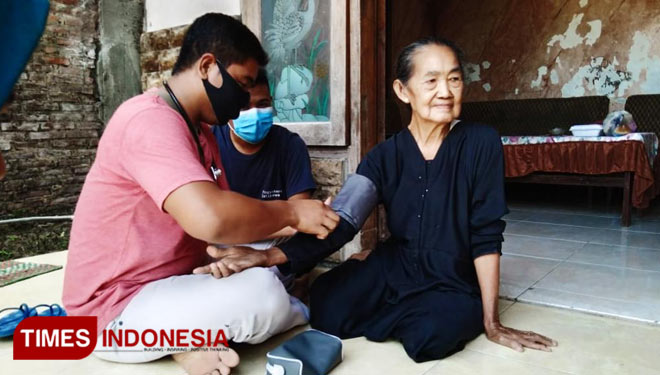 Pemeriksaan kesehatan yang dilakukan Sobat Syukur Desa Kesamben, Kecamatan Plumpang, Tuban, Jawa Timur, Jum'at, (16/19/2020)(Foto: Achmad Choirudin/TIMES Indonesia)